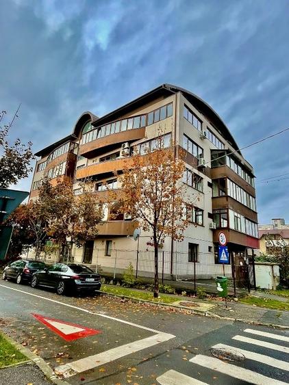 Apartament cu 3 camere decomandat, mobilat în Străulești