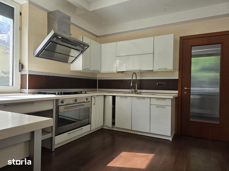 Casă cu 5 camere cu Teren 800 Mp în Nord