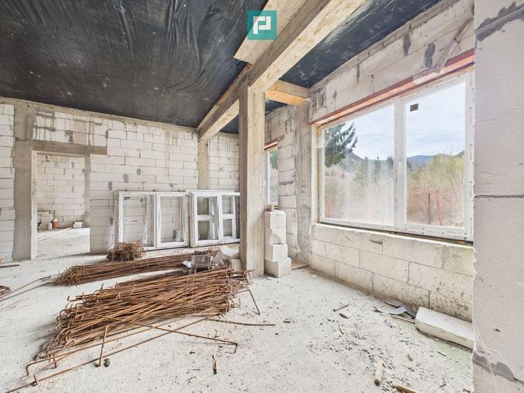 Casă cu Teren 990 Mp în Poiana