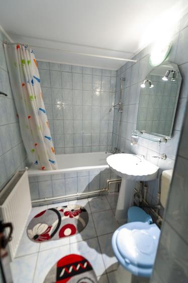 Apartament cu 3 camere decomandat în Exterior Vest