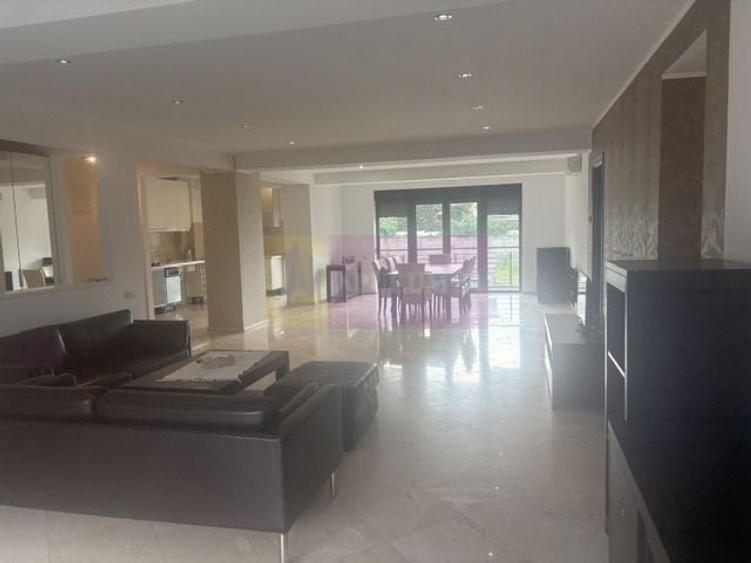 Apartament cu 4 camere semidecomandat, mobilat în Băneasa