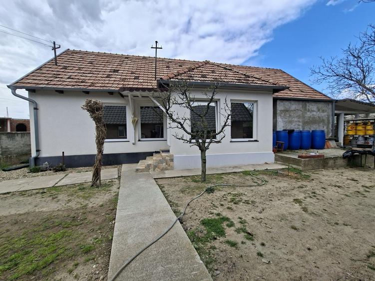 Casă cu 4 camere în Covăsinț