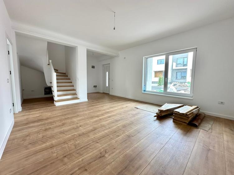 Duplex cu 4 camere cu Canalizare în Popas Păcurari