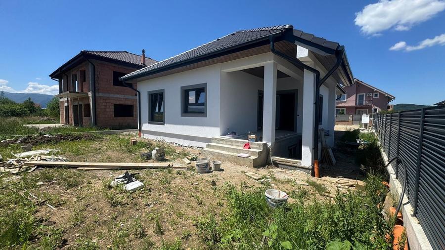 Casă individuală cu 4 camere cu Canalizare în Cristian
