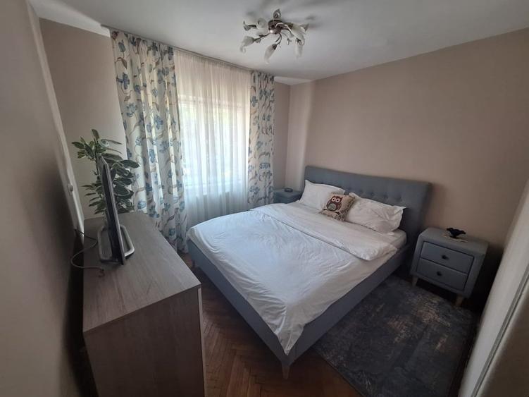 Apartament cu 4 camere decomandat, mobilat în Central