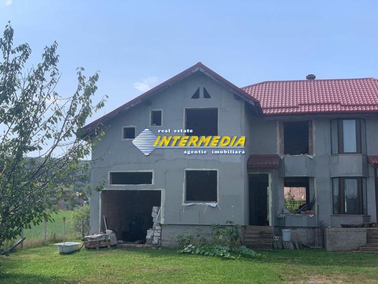 Casă individuală cu 4 camere cu Canalizare în Cetate