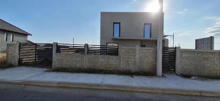 Casă cu 4 camere cu Teren 270 Mp în Periferie