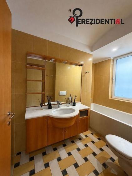 Apartament cu 4 camere semidecomandat în Primăverii