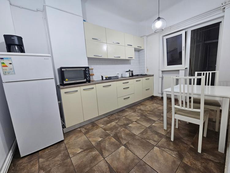 Apartament cu 3 camere decomandat în P-ța Universității