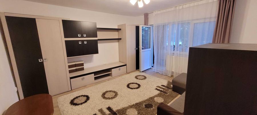 Apartament cu 3 camere decomandat în Micro 4