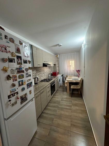 Apartament cu 3 camere semidecomandat în Vlădeni