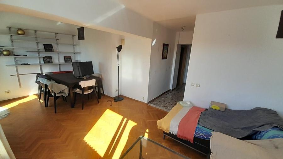Apartament cu 3 camere decomandat în Calea Victoriei
