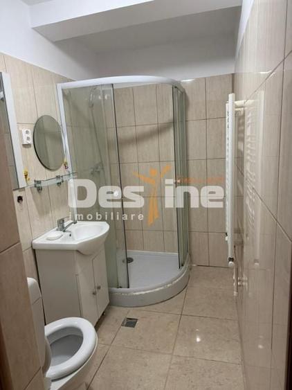 Casă individuală cu 6 camere cu Canalizare în Centrul Civic