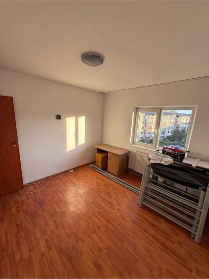 Apartament cu 3 camere decomandat în Micro 12
