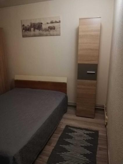 Vand apartament 3 camere, decomandat, zona Centrala, etaj 1, bloc 4 etaje. - 5