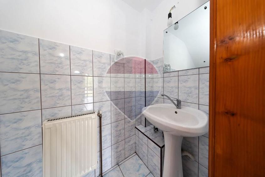 Casă individuală cu 8 camere cu Teren 720 Mp în Central