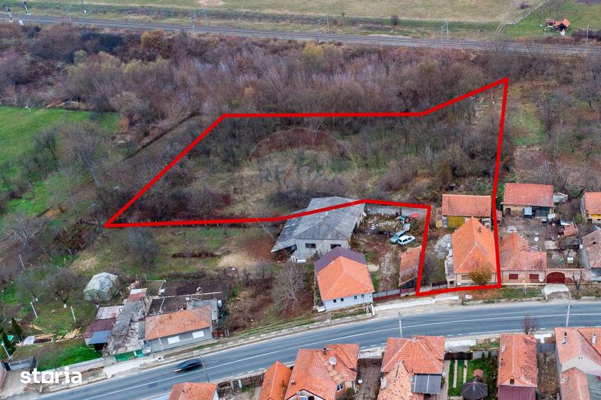 Casă cu 4 camere cu Teren 7139 Mp în Central