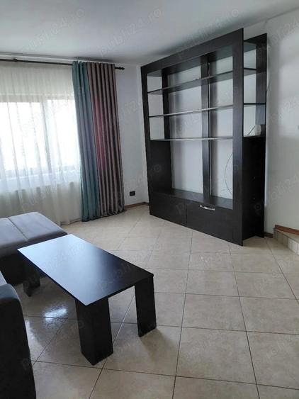 Apartament cu 3 camere decomandat în 1 Decembrie