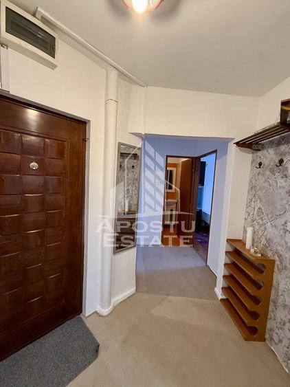 Apartament cu 3 camere semidecomandat, mobilat în Dâmbovița