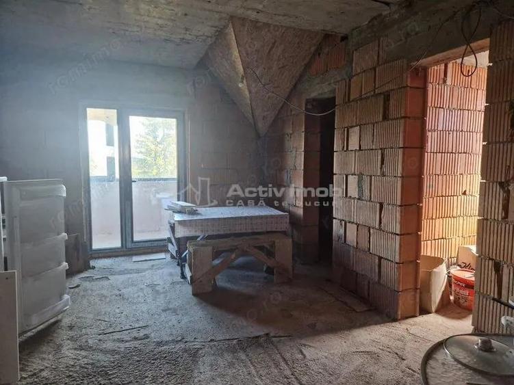 Casă cu 12 camere cu Teren 1000 Mp în Români