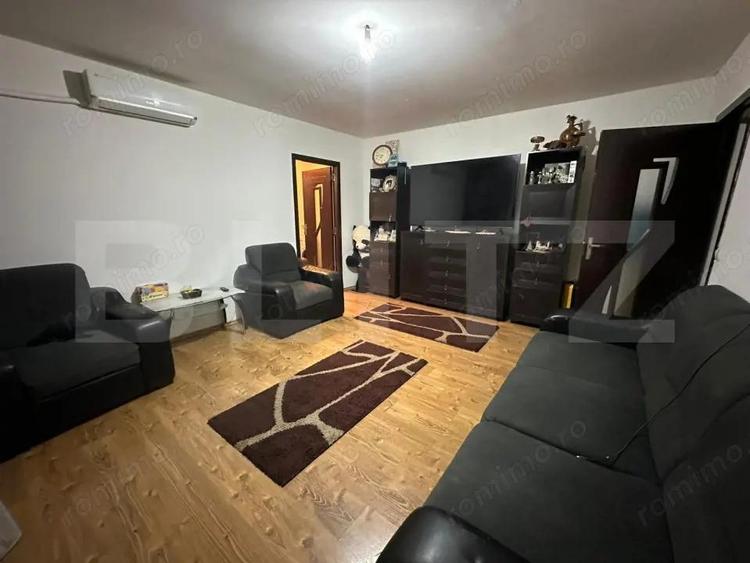 Apartament cu 3 camere semidecomandat în Rovine