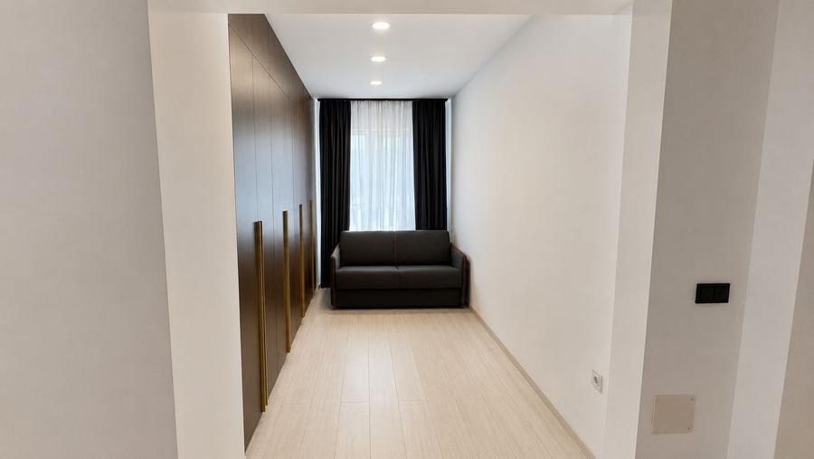 Apartament cu 4 camere decomandat, mobilat în Tractorul