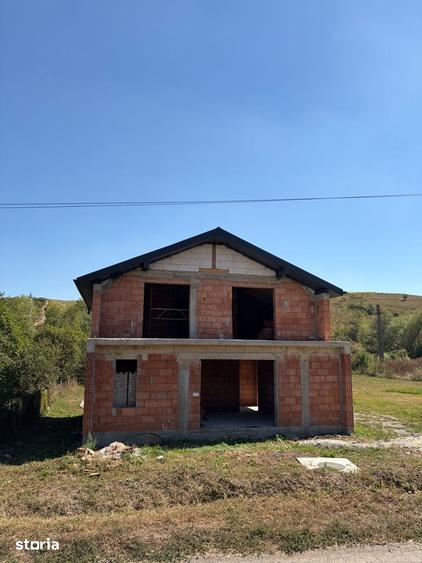 Casă cu 4 camere cu Teren 1400 Mp în Apahida