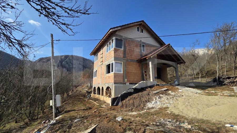 Casă individuală cu 8 camere cu Teren 3000 Mp în Almașu Mare