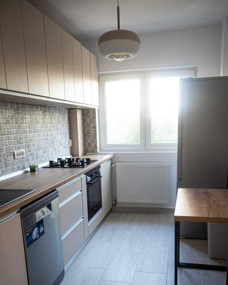 Apartament cu 3 camere semidecomandat în 13 Septembrie