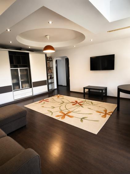 Apartament cu 3 camere semidecomandat, mobilat în Calea Călărașilor