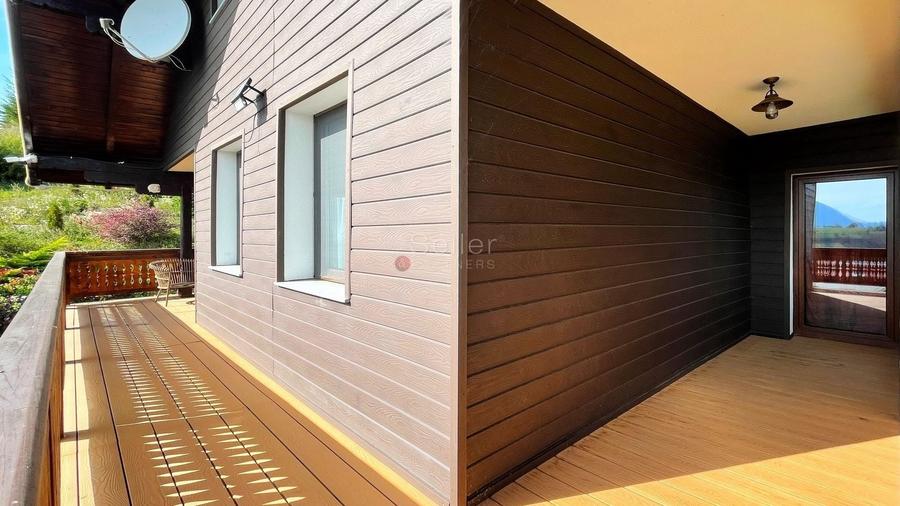 Casă individuală cu 11 camere cu Canalizare în Poiana Mărului