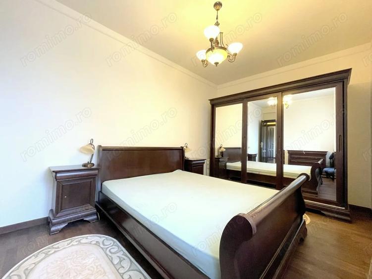 Apartament cu 3 camere semidecomandat în Mircea cel Bătrân