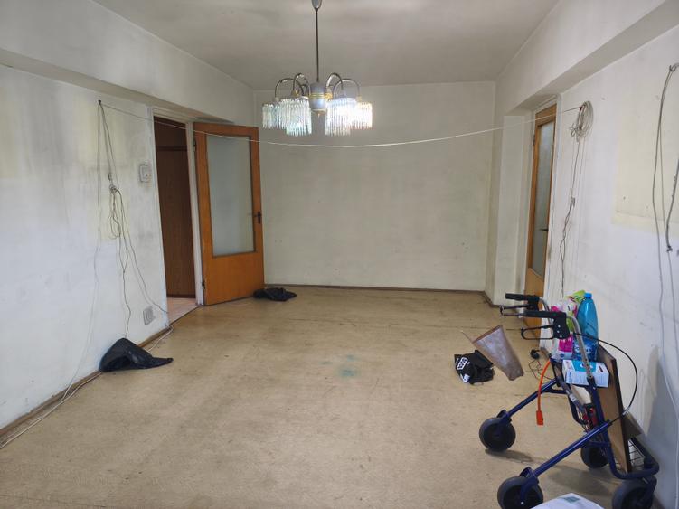 Apartament cu 3 camere semidecomandat în Drumul Taberei