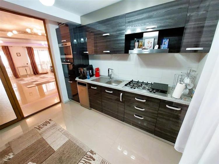 Duplex cu 6 camere cu Canalizare în Central