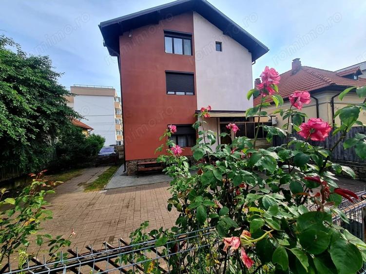 Casă cu 10 camere cu Teren 781 Mp în Cartierul Traian
