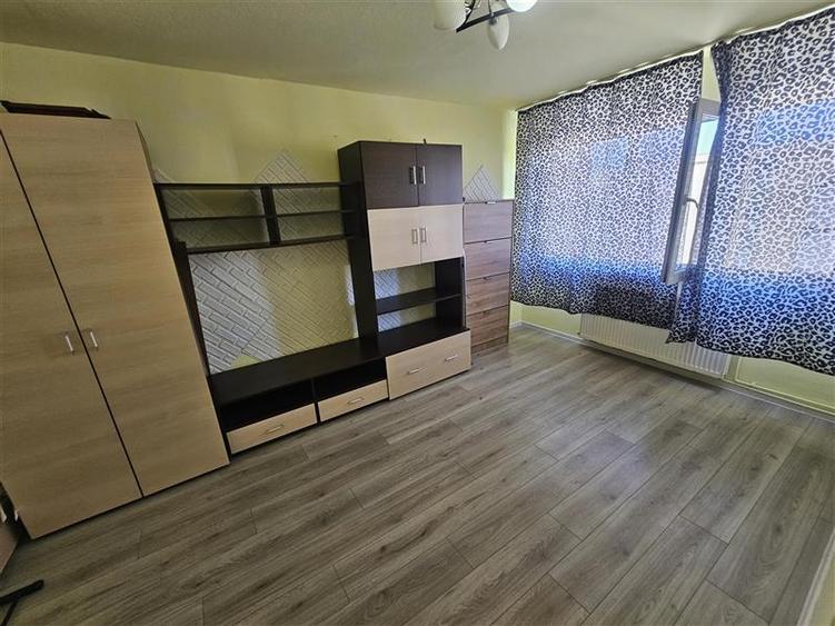 Apartament cu 2 camere semidecomandat, mobilat în Micro III