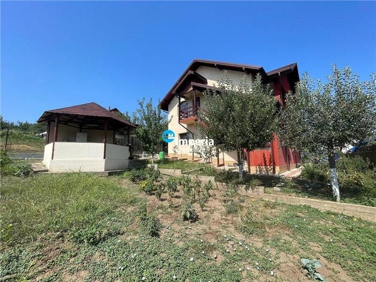 Casă individuală cu 7 camere cu Canalizare în Rediu