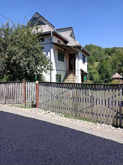 Casă cu Teren 35000 Mp în Strâmtura