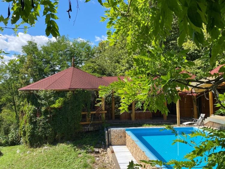 Casă individuală cu 6 camere cu Garaj în Cărbunari
