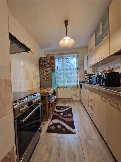 Apartament cu 3 camere semidecomandat în Tractorul