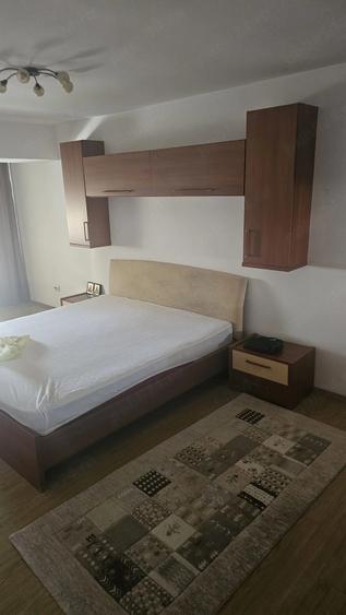 Apartament cu 3 camere decomandat în 1 Decembrie