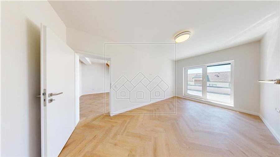 Penthouse cu 3 camere semidecomandat în Exterior Vest