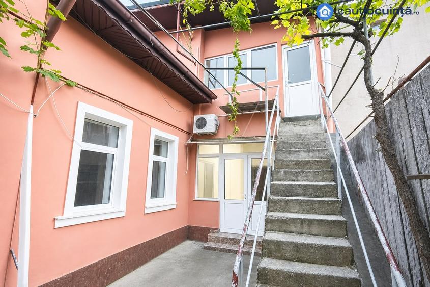 Casă individuală cu 7 camere cu Canalizare în Trafic Greu