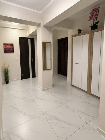 Apartament cu 3 camere decomandat în Nicolina
