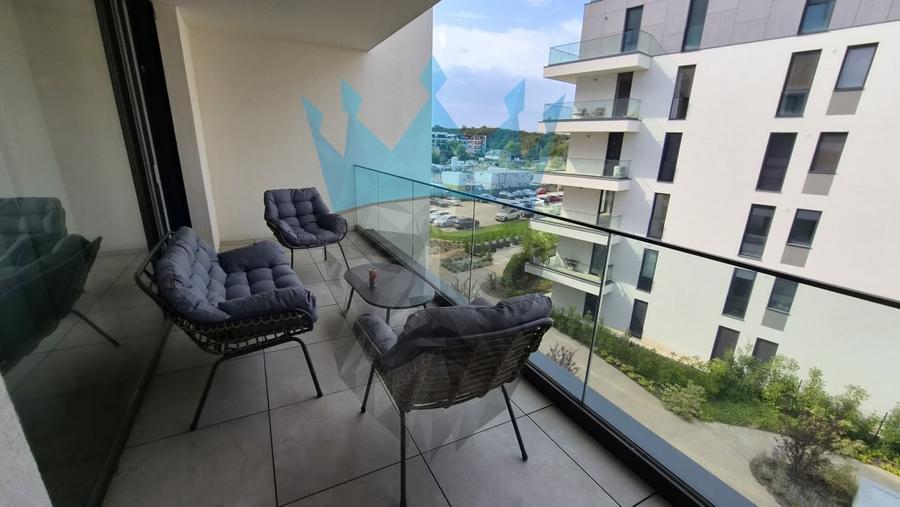 Apartament cu 3 camere semidecomandat, mobilat în Băneasa