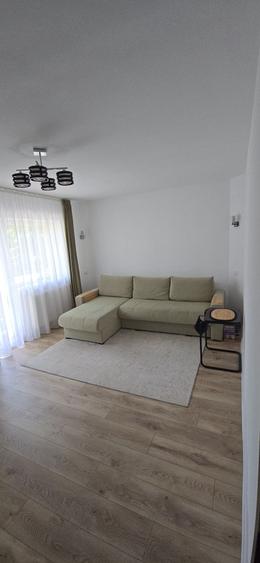 Apartament cu 3 camere decomandat în Tractorul