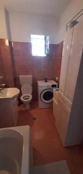 Apartament cu 3 camere decomandat, mobilat în Valea Oltului