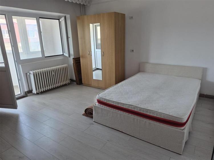 Garsonieră decomandată, mobilată în Nicolina