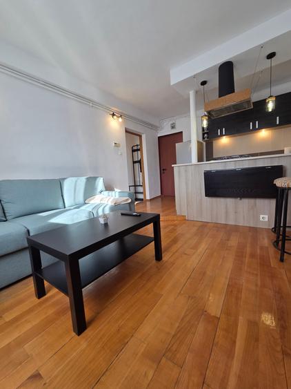 Apartament cu 2 camere decomandat în P-ța Victoriei