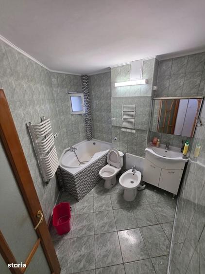Apartament cu 3 camere decomandat în Alexandru cel Bun